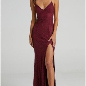 Lace evening dress with slit in wine colour